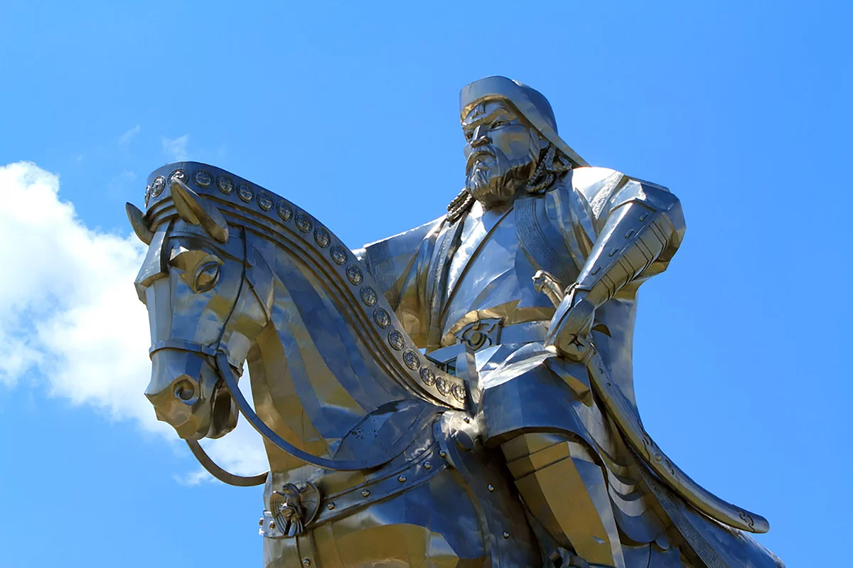 Статуя-Чингисхана--туризм Монголия.png