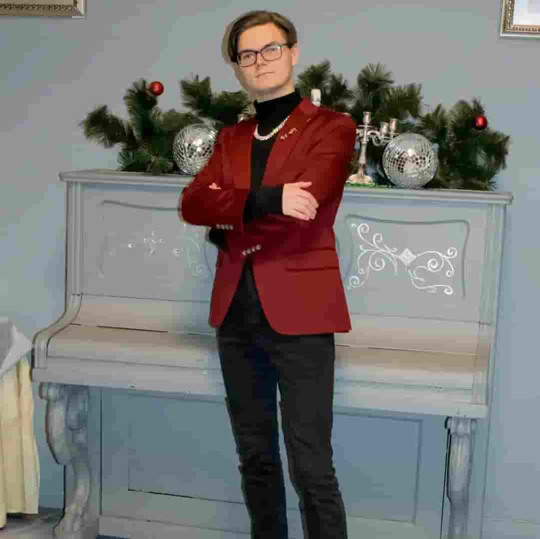 Ведущий Дмитрий Эсли