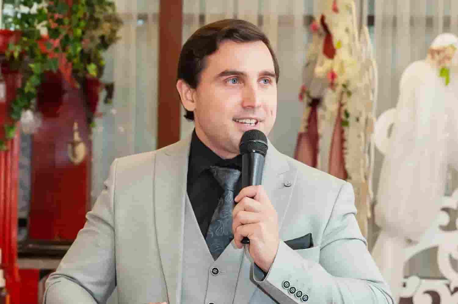 Ведущий Александр Хорошев