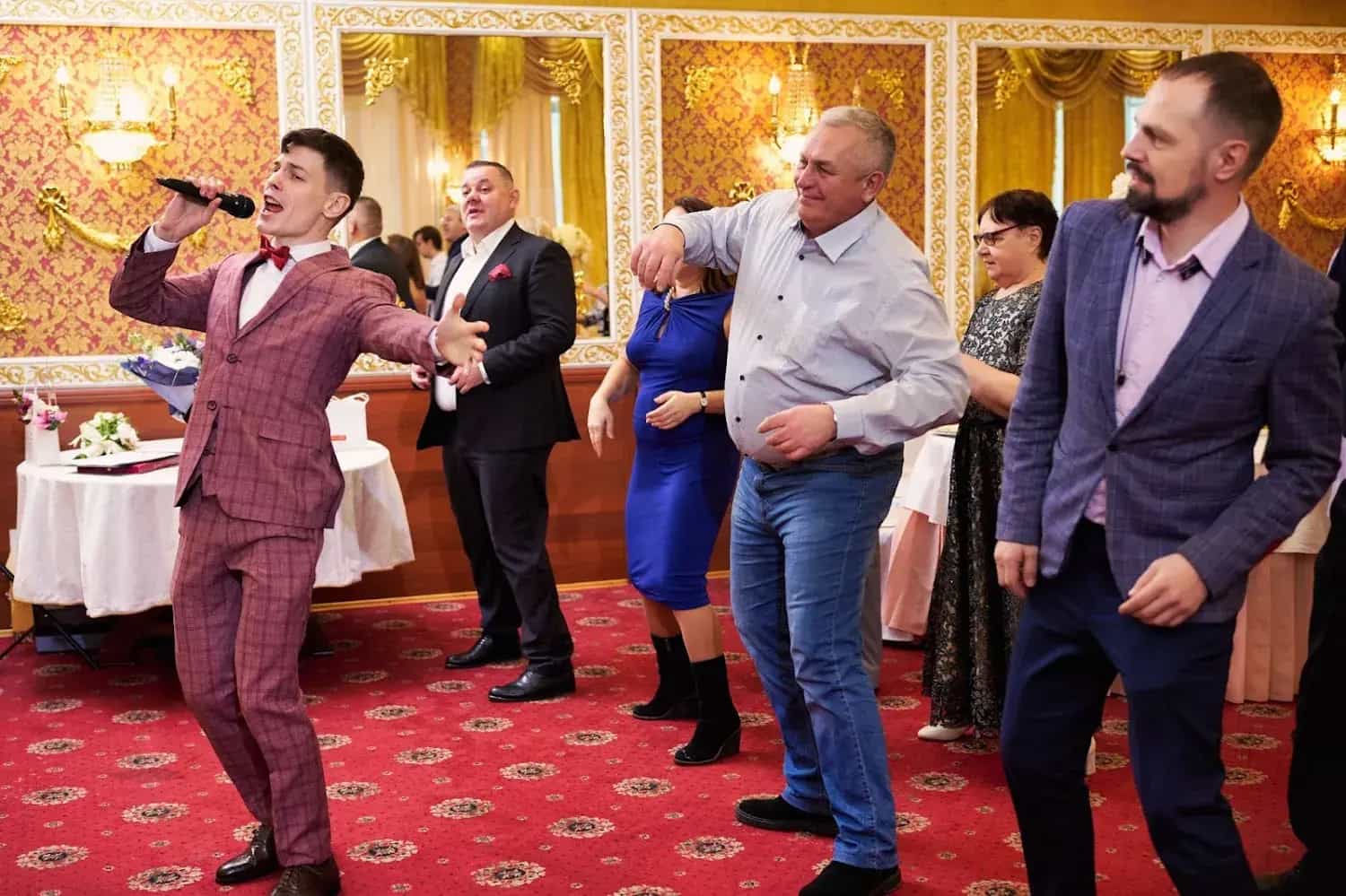 Ведущий Артем Антипенко