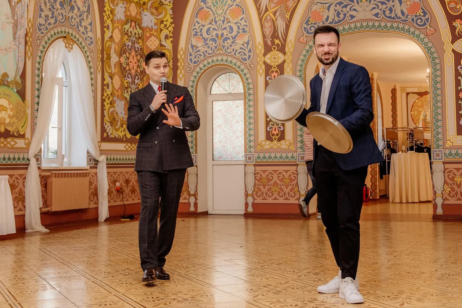 Ведущий Евгений Ярс