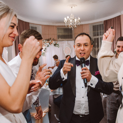 Ведущий Андрей Затеев