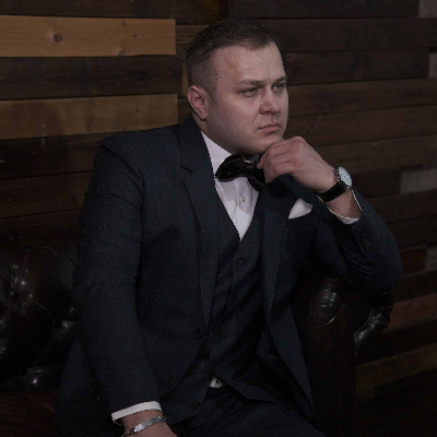 Ведущий Александр Моисеев