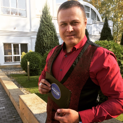 Ведущий Александр Моисеев