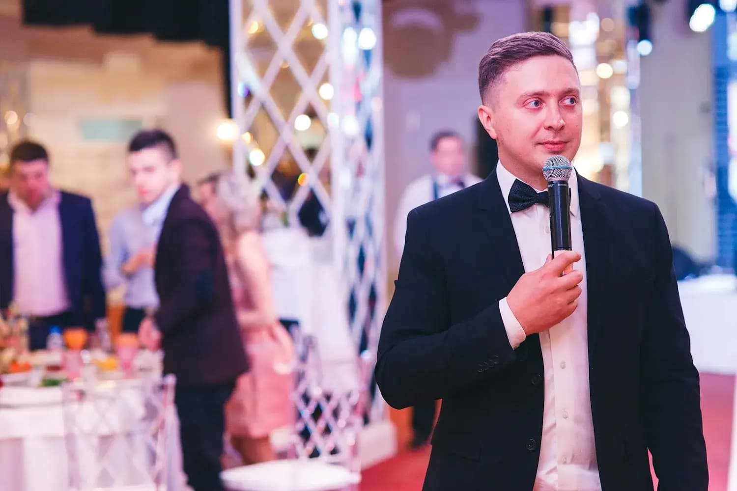 Ведущий Алексей Ковалев