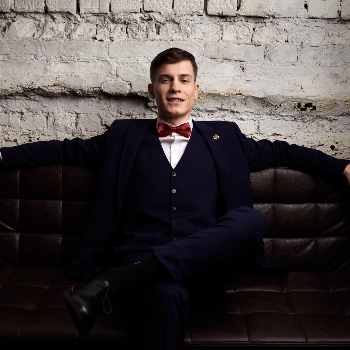 Ведущий Артем Антипенко