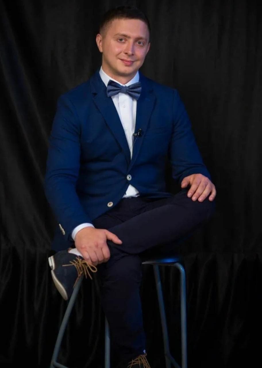 Ведущий Алексей Ковалев