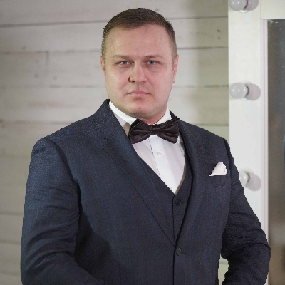Ведущий Александр Моисеев