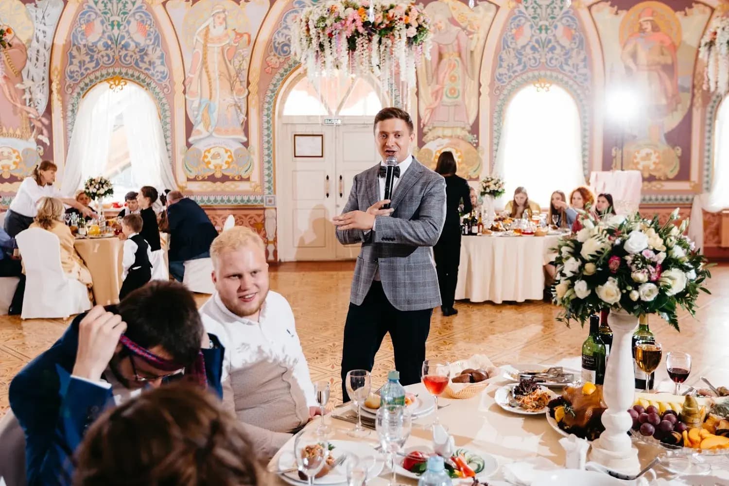 Ведущий Алексей Ковалев