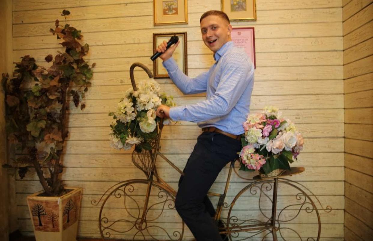 Ведущий Алексей Ковалев