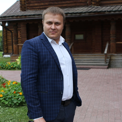 Ведущий Александр Моисеев