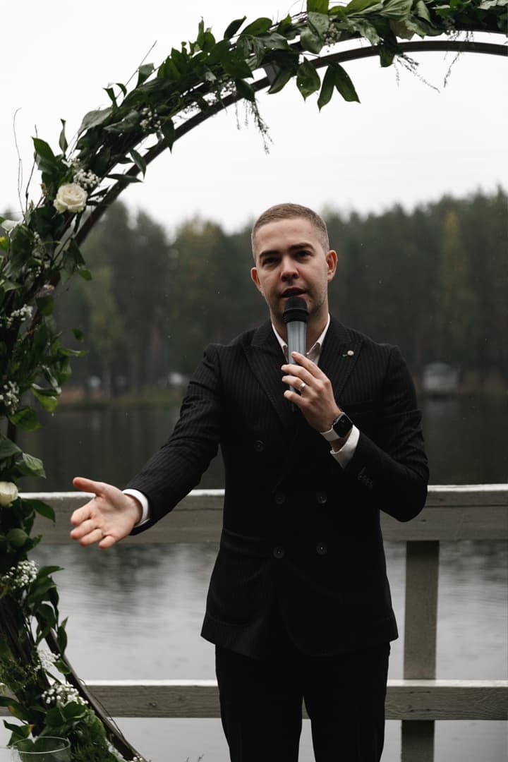 Ведущий Павел Лисицын