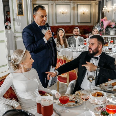 Ведущий Андрей Затеев