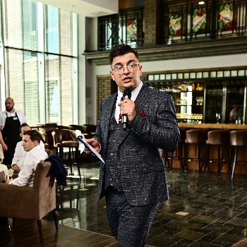 Ведущий Марк Смирнов