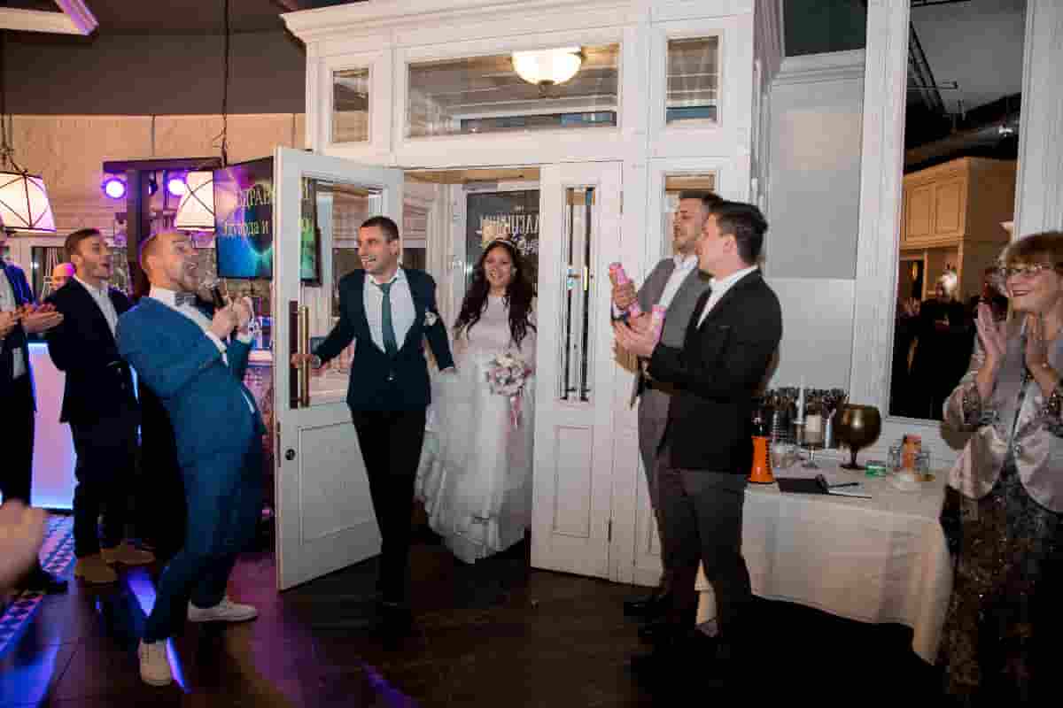 Ведущий Виталий Вялов