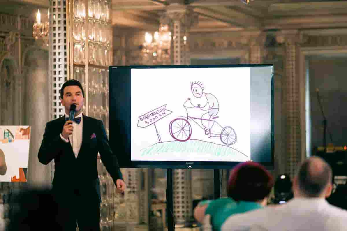 Ведущий Александр Слесарев