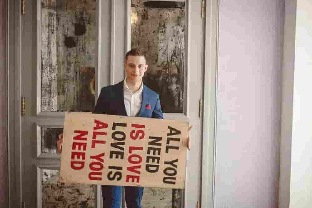 Ведущий Иван Комаров