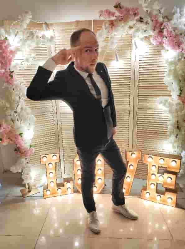 Ведущий Виталий Вялов