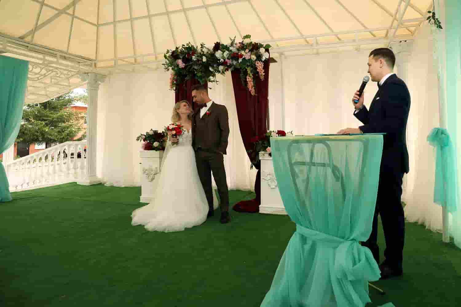 Ведущий Евгений Ярс