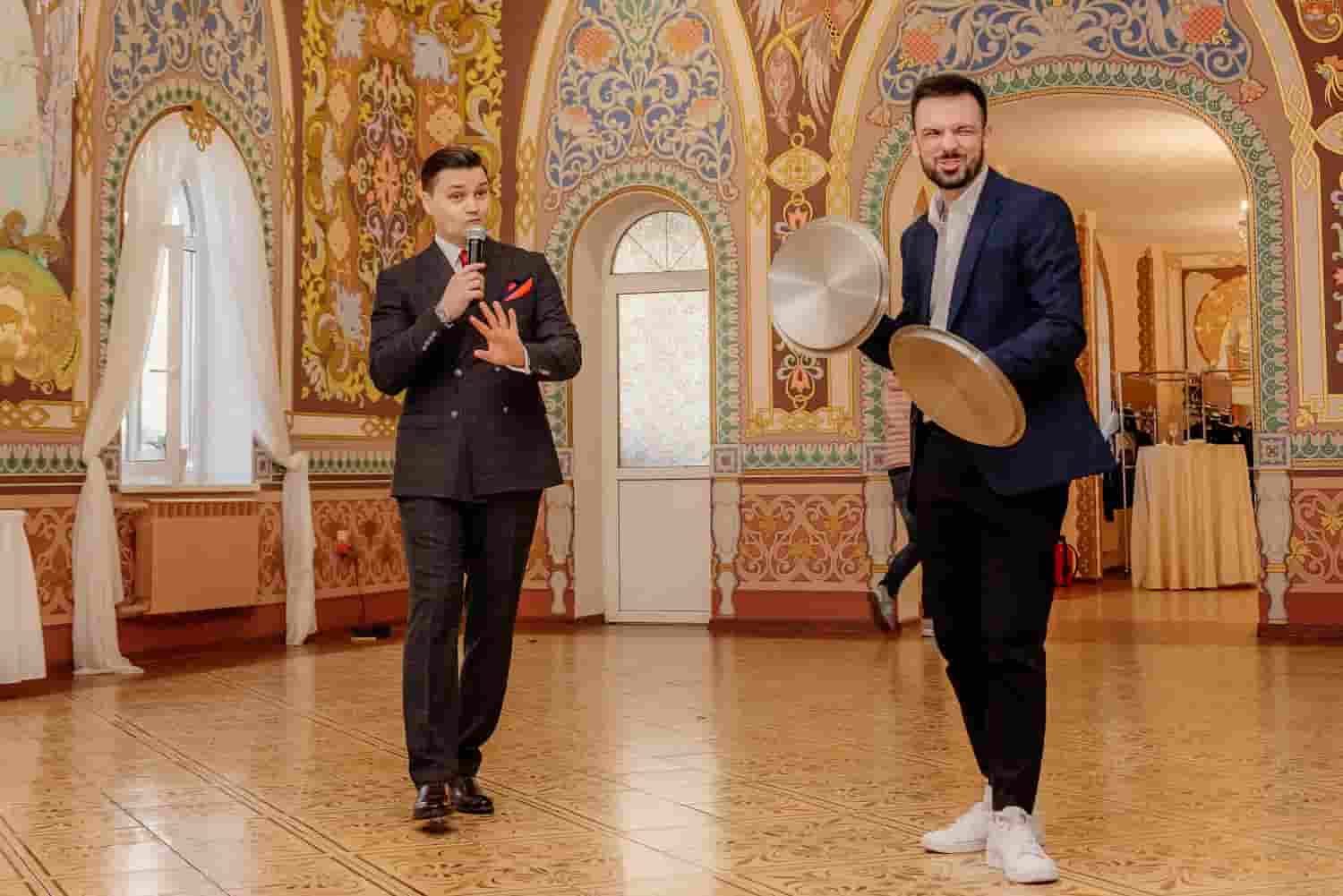 Ведущий Евгений Ярс