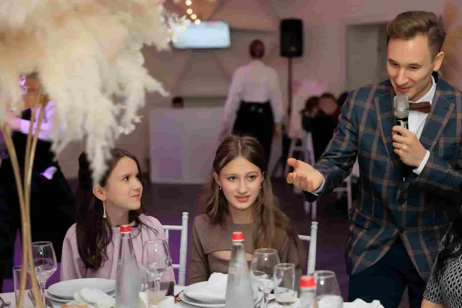 Ведущий Роман Красный