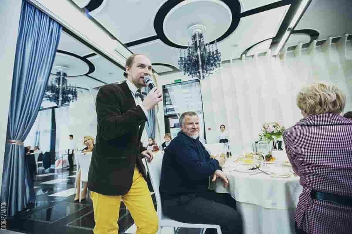 Ведущий Виталий Вялов