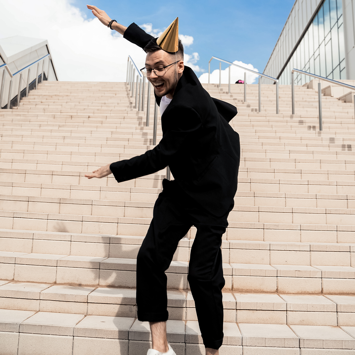 Ведущий Роман Кузьмичев