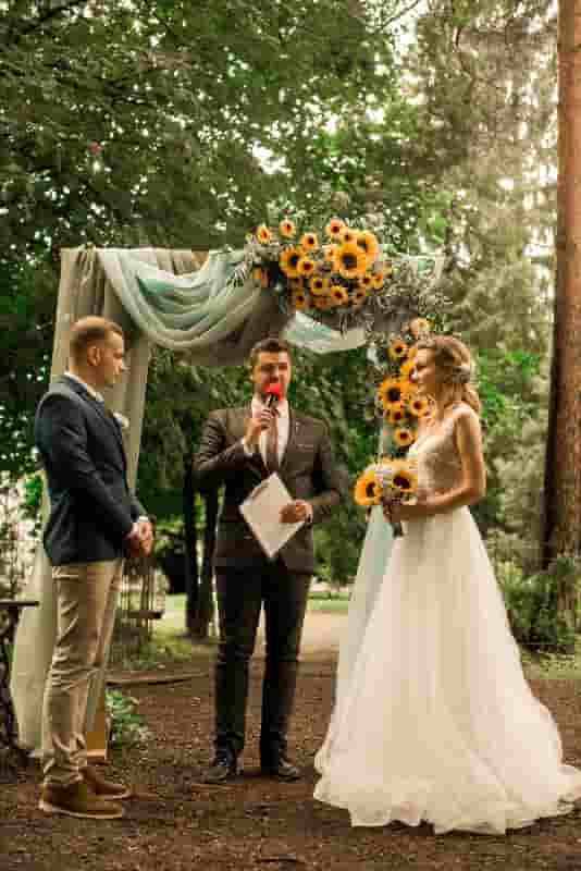 Ведущий Михаил Тарасов