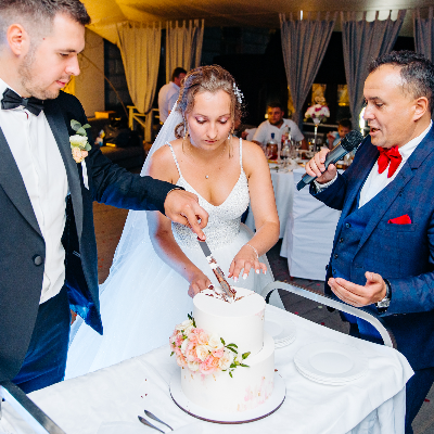 Ведущий Андрей Затеев