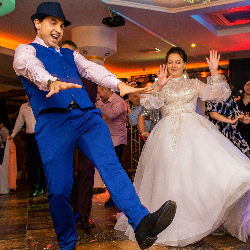 Ведущий Александр Хорошев