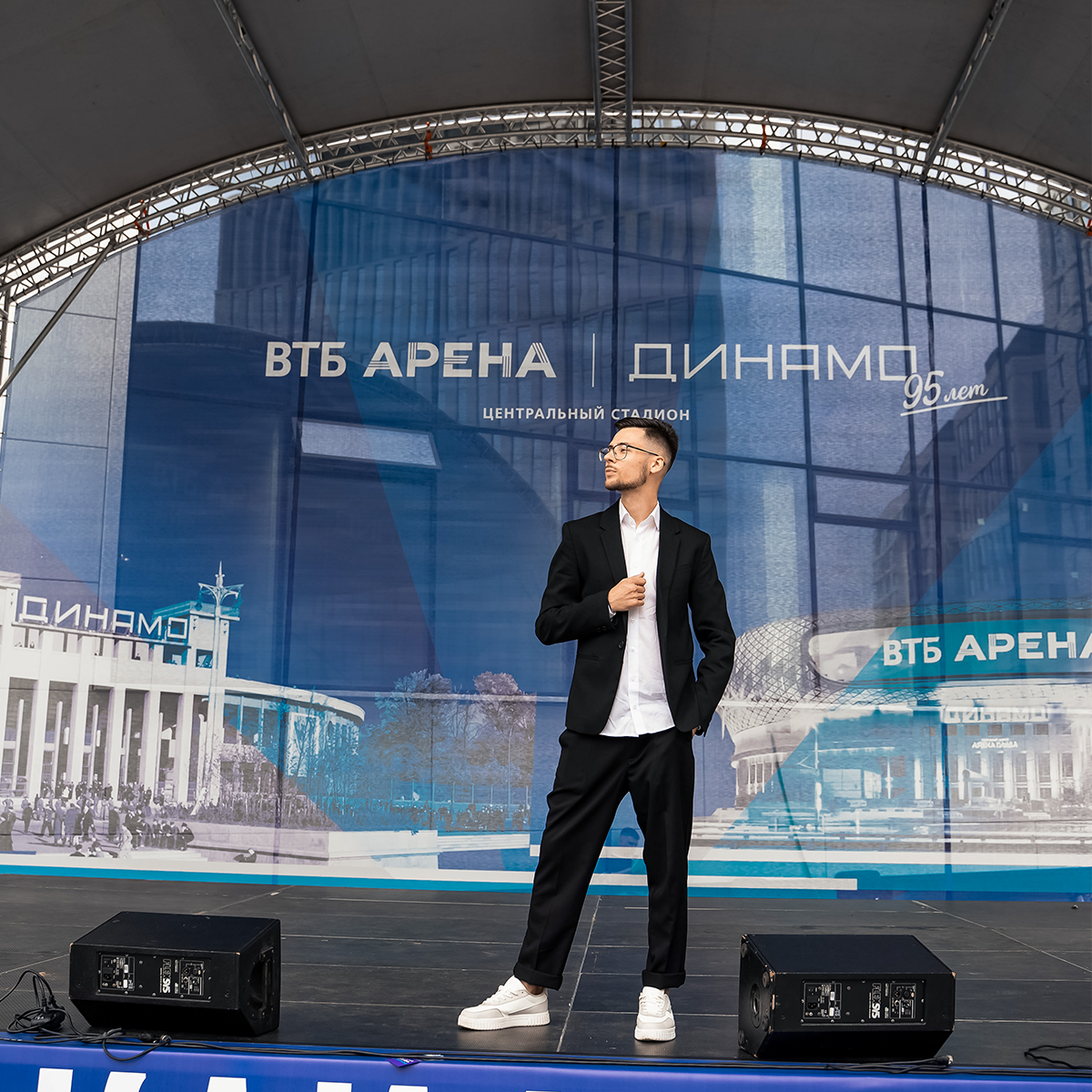 Ведущий Роман Кузьмичев