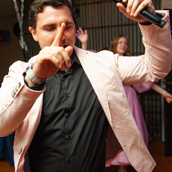 Ведущий Александр Хорошев