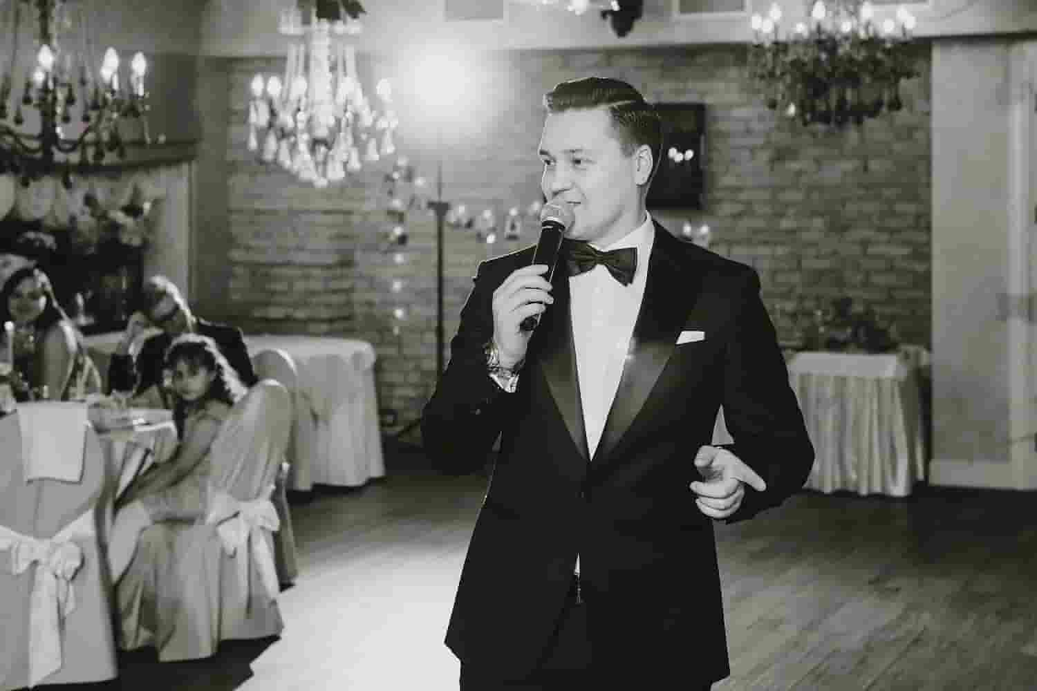 Ведущий Евгений Ярс