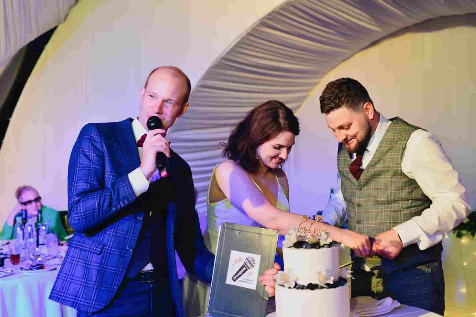 Ведущий Юрий Овсинский