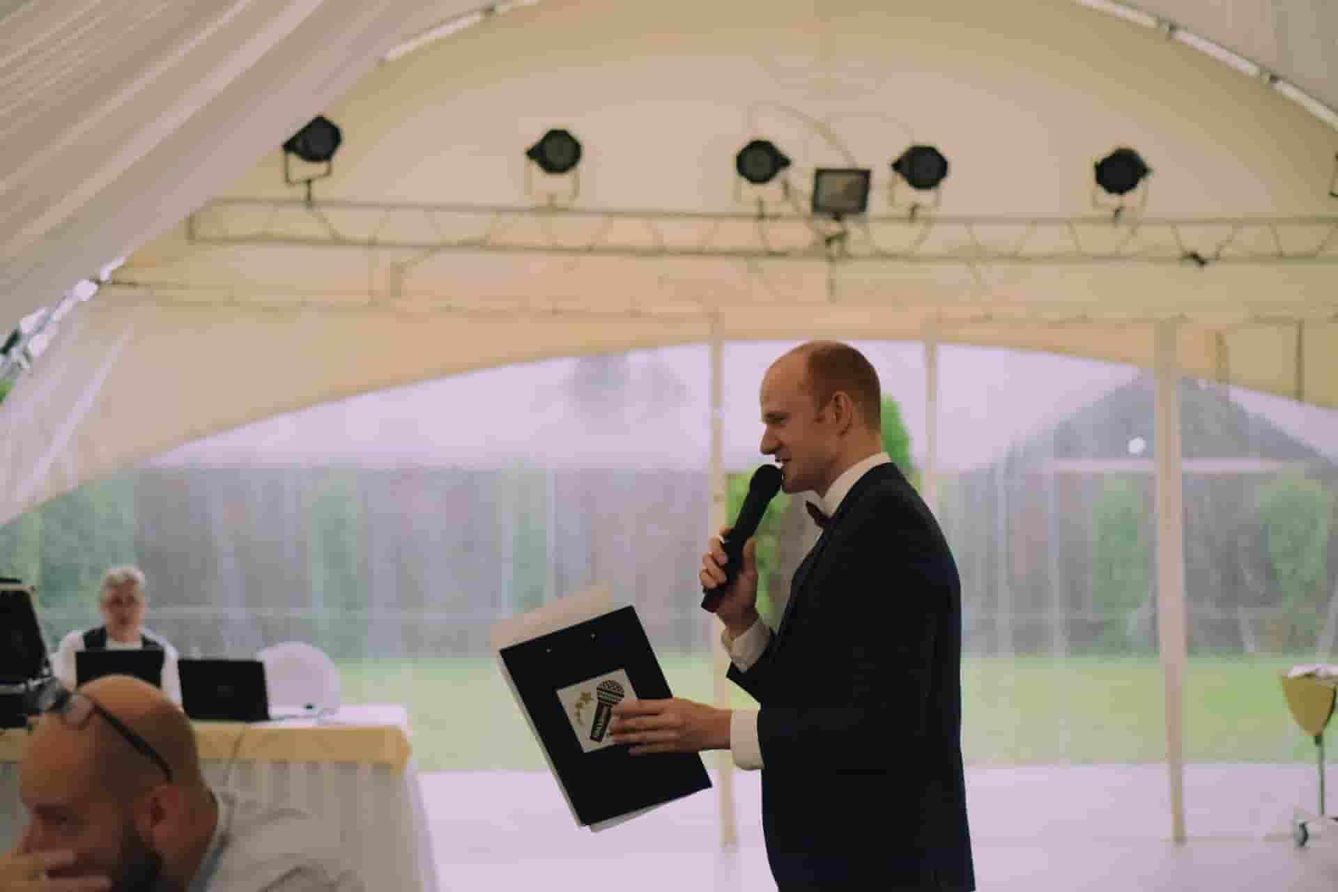 Ведущий Юрий Овсинский