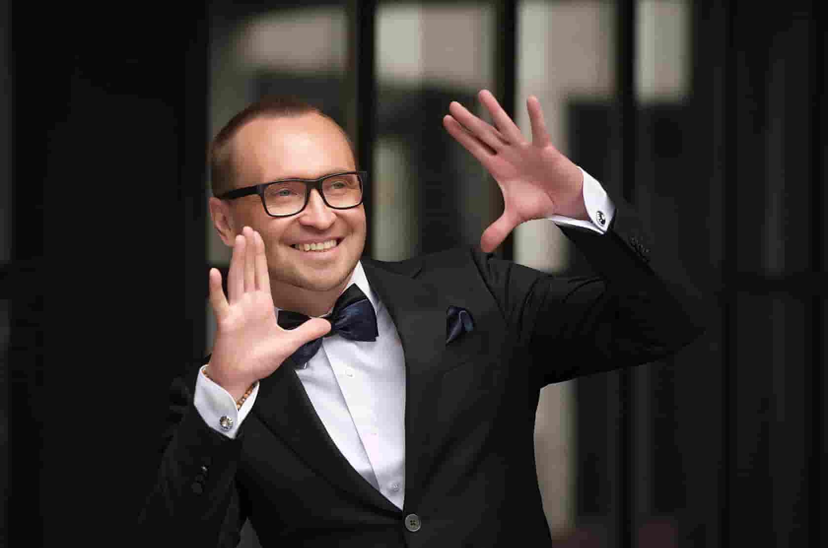 Ведущий Роман Алексеев