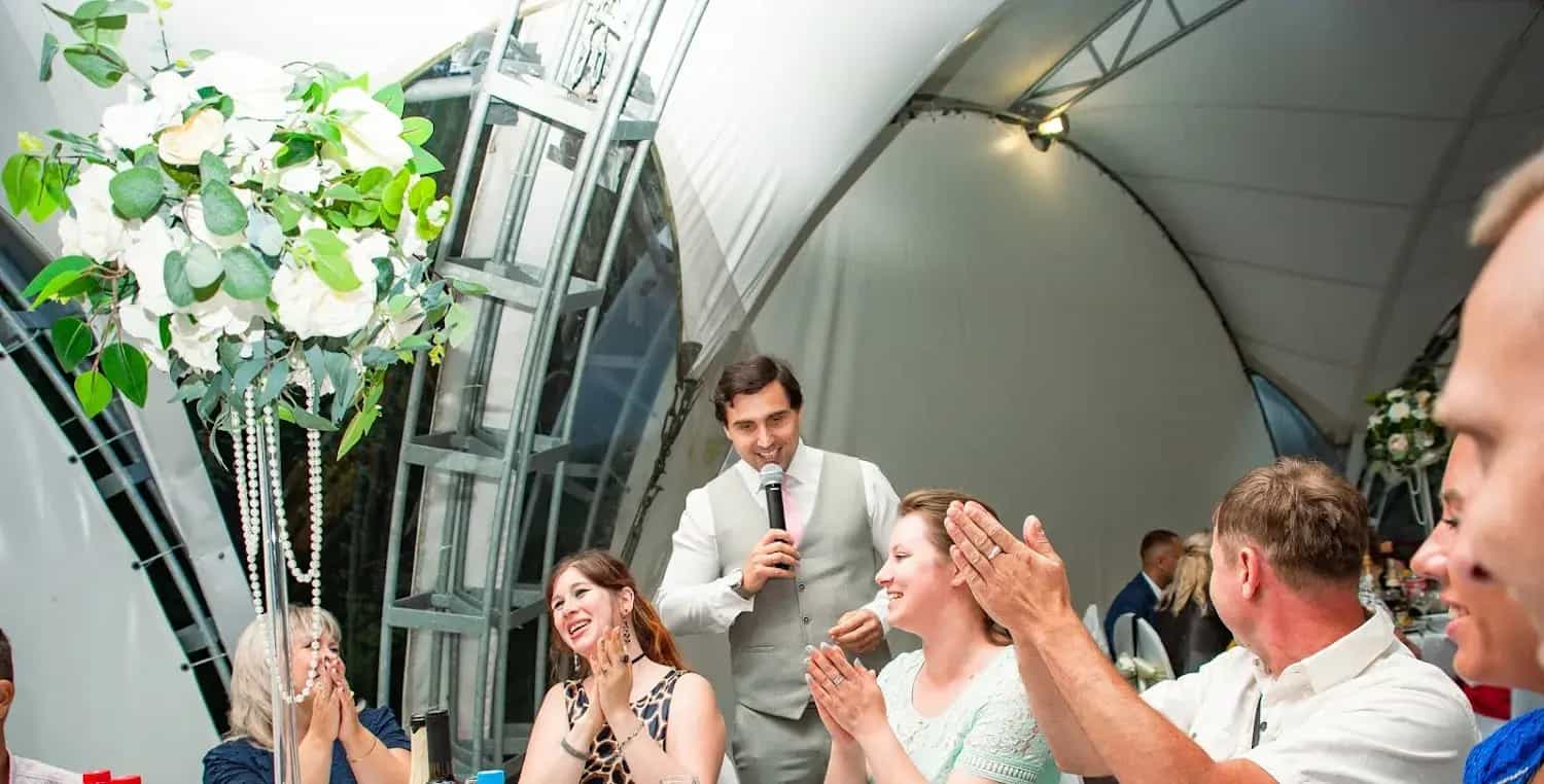 Ведущий Александр Хорошев