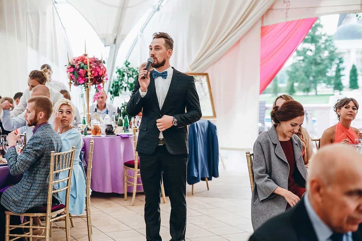 Ведущий Артем Поляков