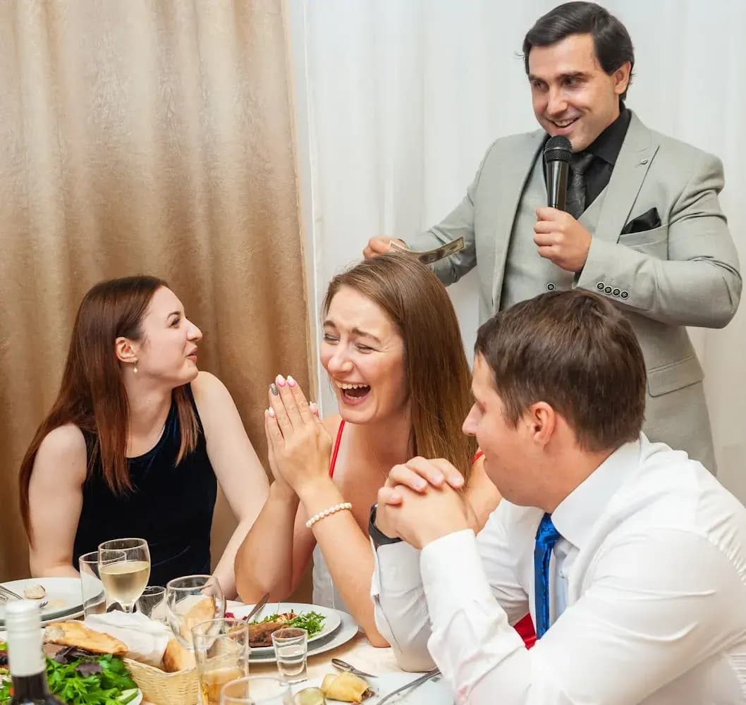 Ведущий Александр Хорошев