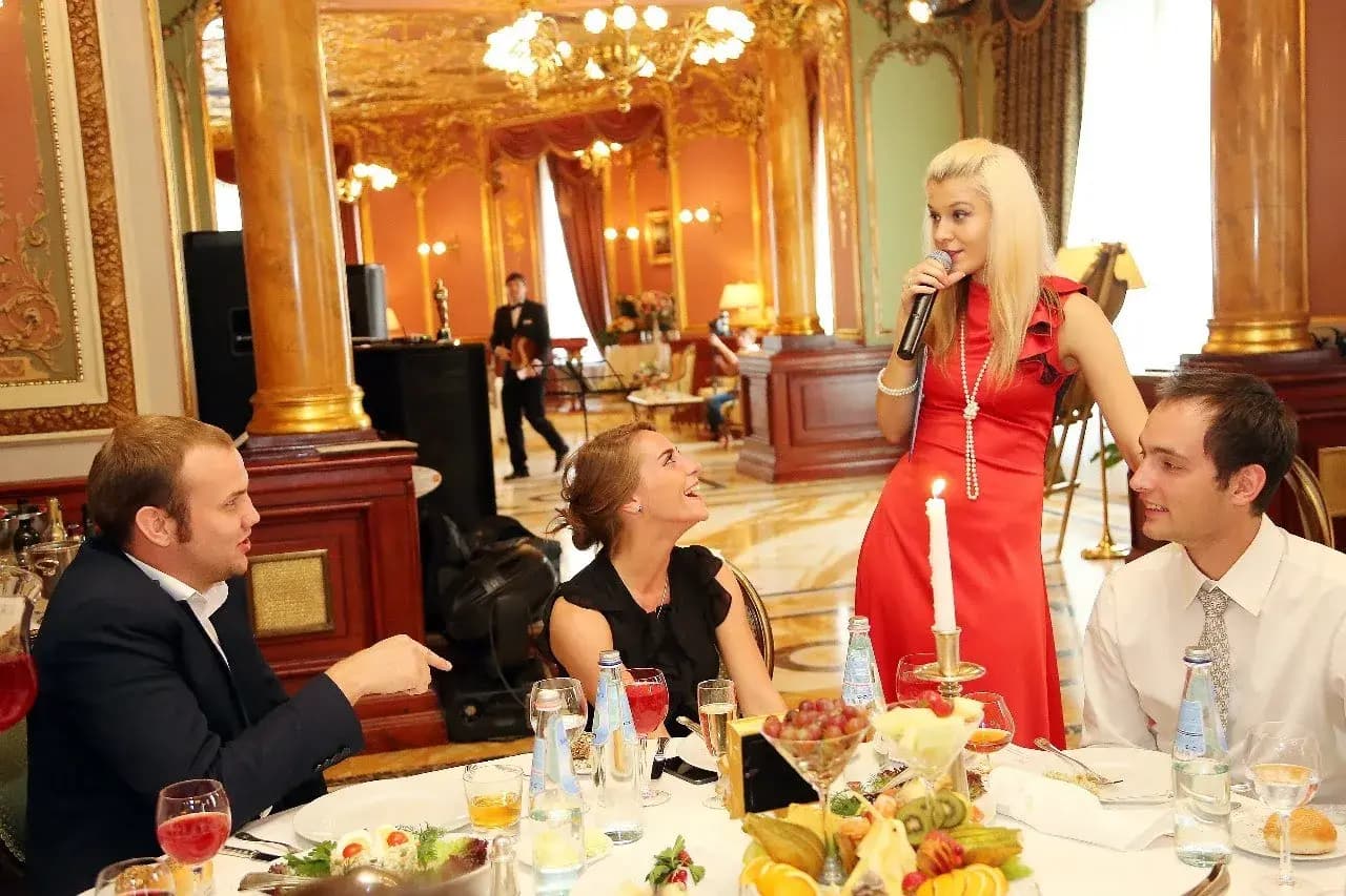 Ведущая Саша Пушкина