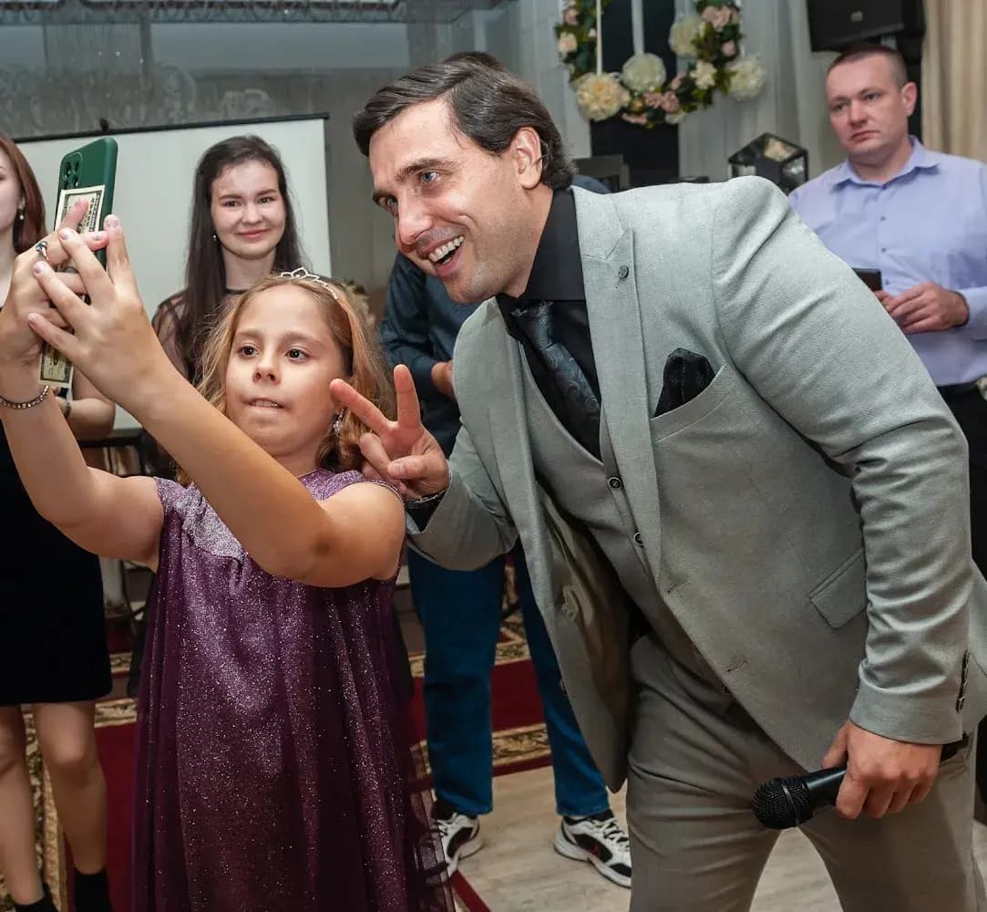 Ведущий Александр Хорошев