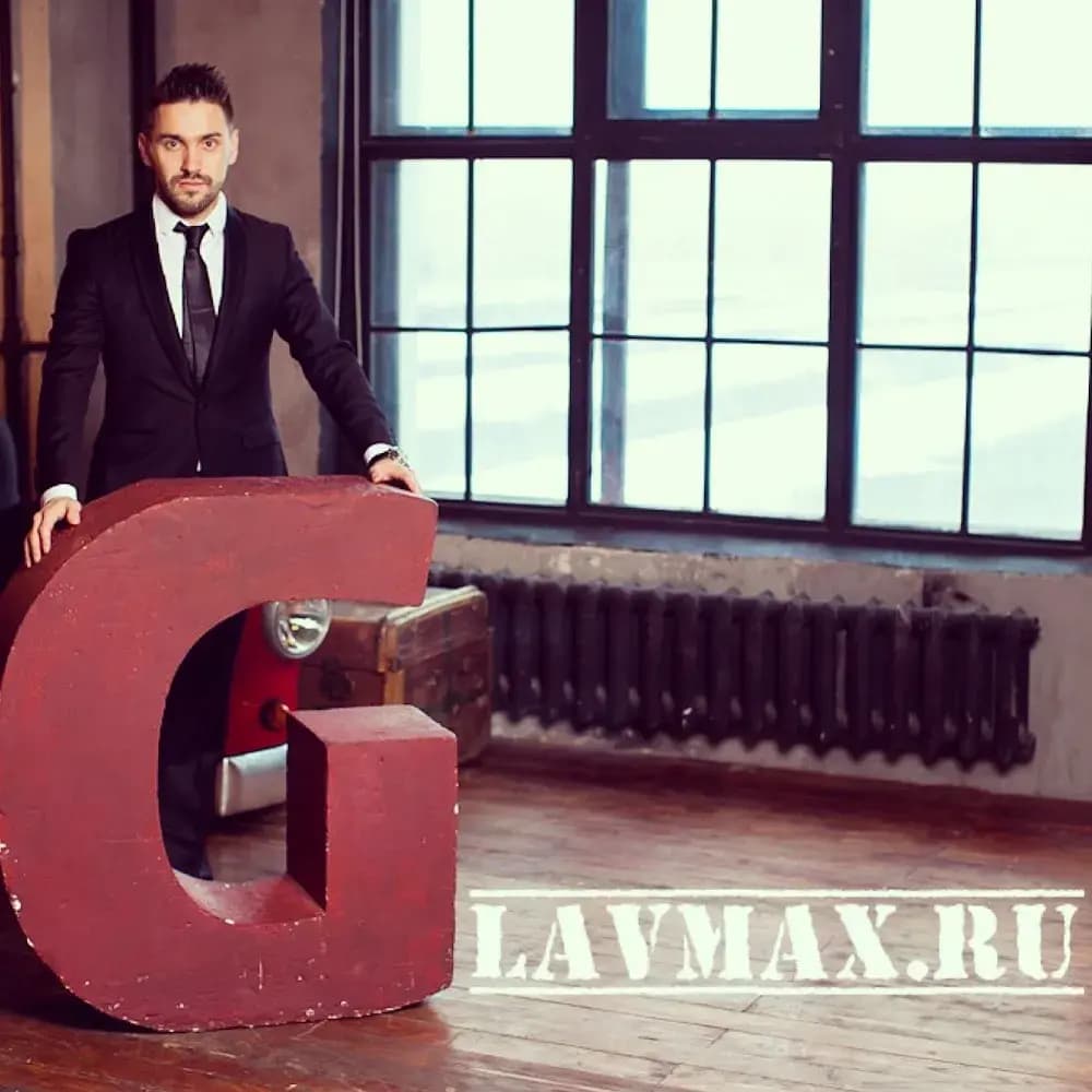 Ведущий Максим Главатских