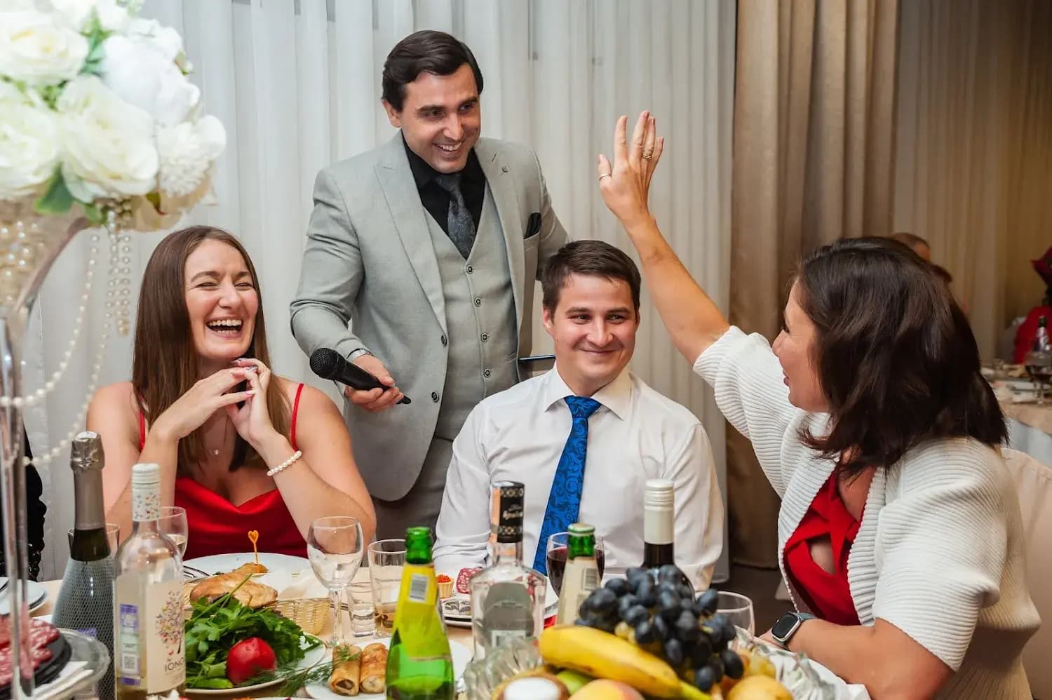 Ведущий Александр Хорошев