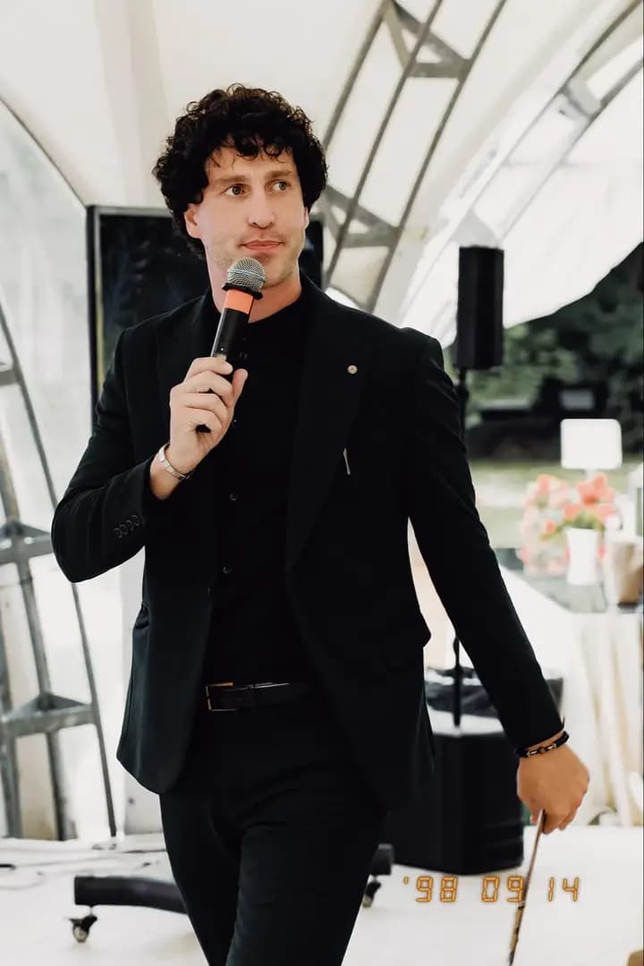 Ведущий Михаил Зайцев