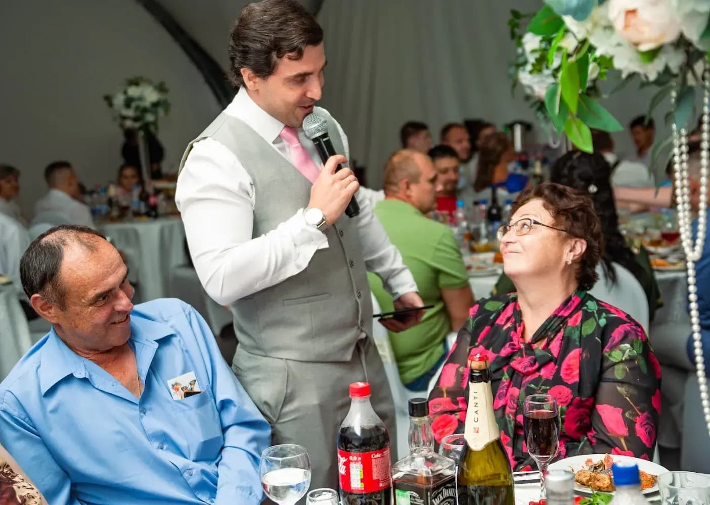 Ведущий Александр Хорошев