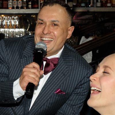 Ведущий Андрей Затеев