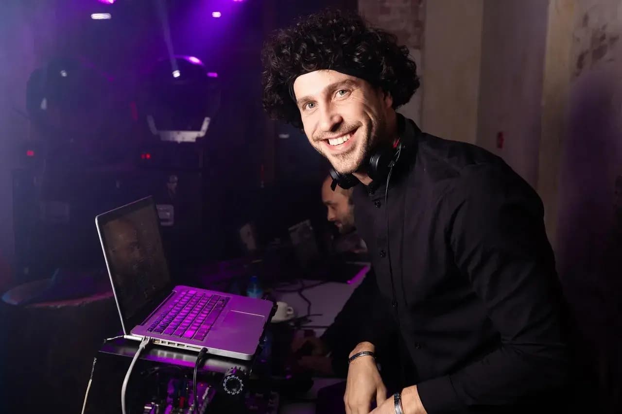 Ведущий Михаил Зайцев