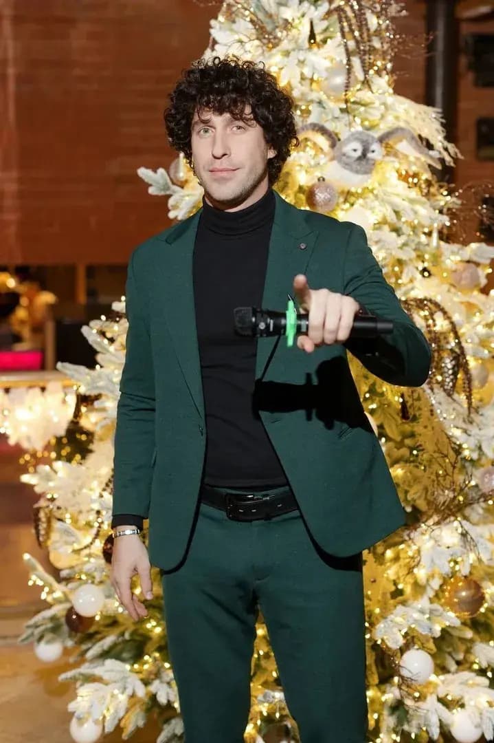 Ведущий Михаил Зайцев