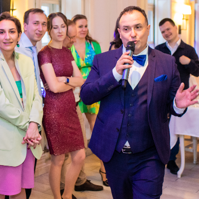 Ведущий Андрей Затеев