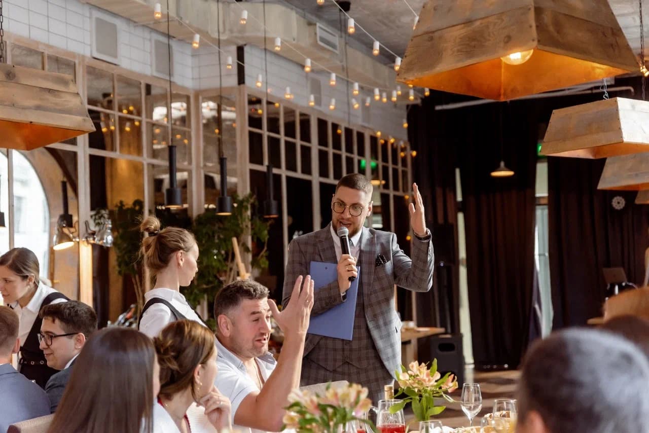 Ведущий Павел Ерофеев